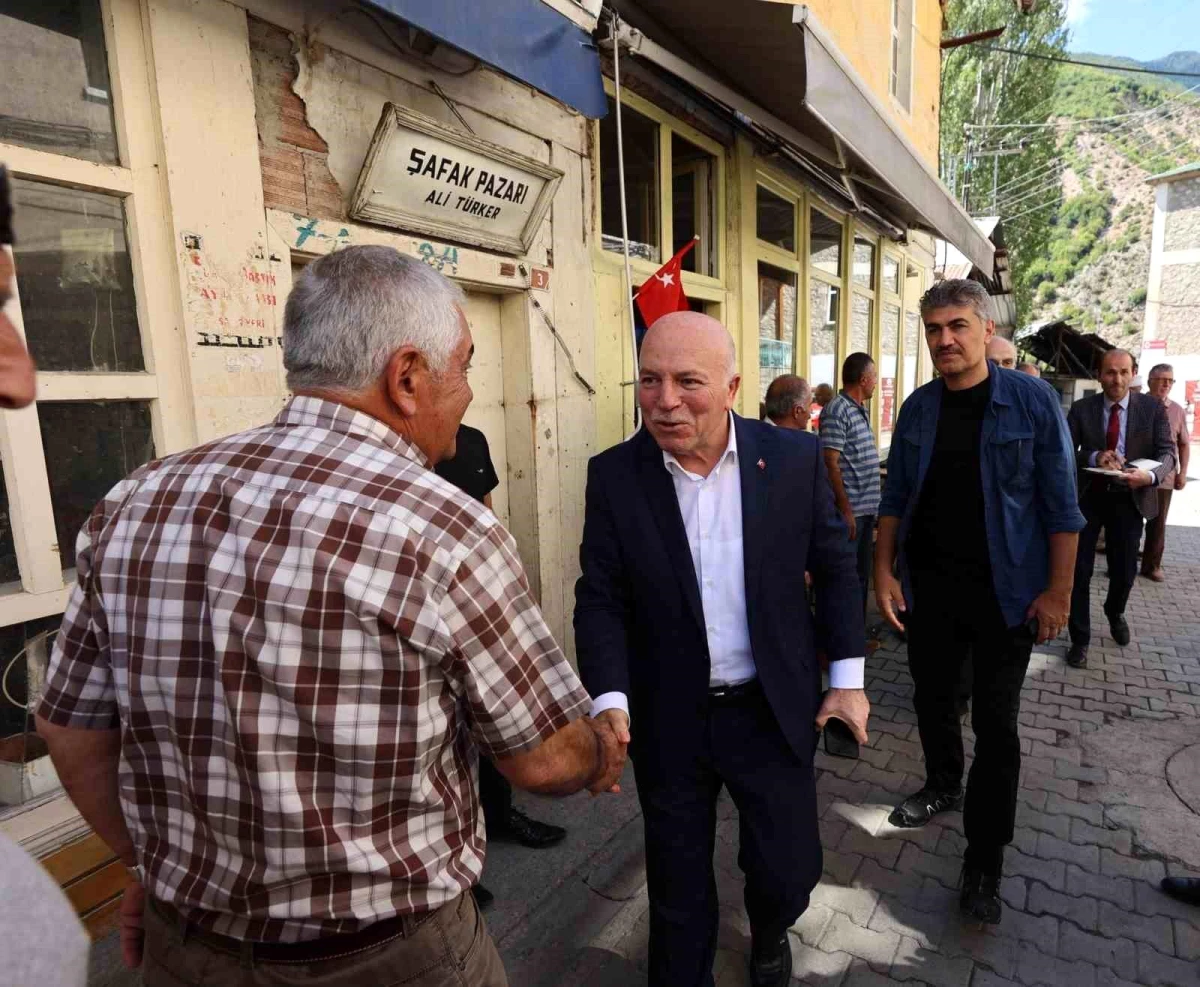 Erzurum Büyükşehir Belediye Başkanı Mehmet Sekmen, İspir\'de vatandaşlarla buluştu