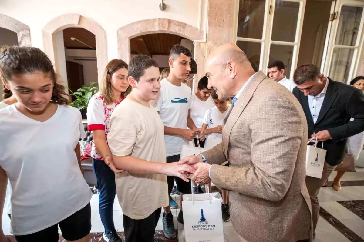 İzmir Büyükşehir Belediye Başkanı Tunç Soyer, Görme Engelli Milli Sporcuları Ağırladı