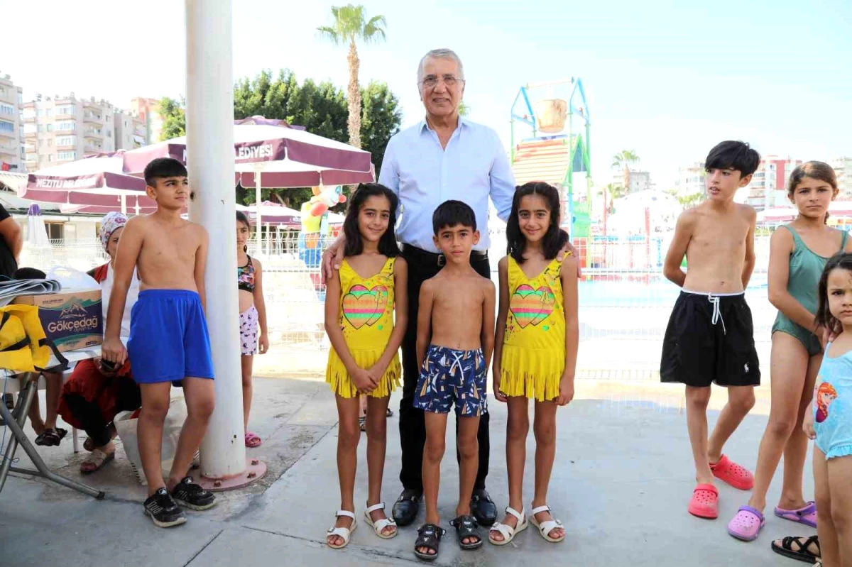 Mezitli Belediye Başkanı Neşet Tarhan, dezavantajlı ve deprem bölgesinden gelen çocukları Su Dünyası\'nda misafir etti