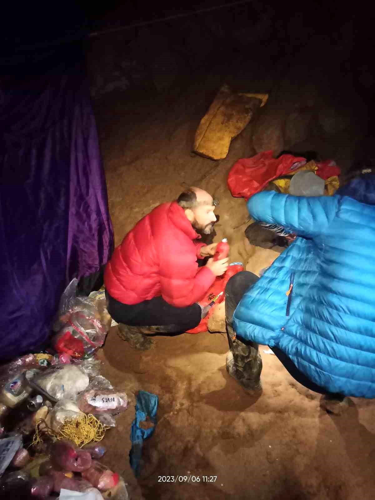 Bin 40 metre derinlikte mahsur kalan Amerikalı bilim adamı için Avrupa seferber oldu