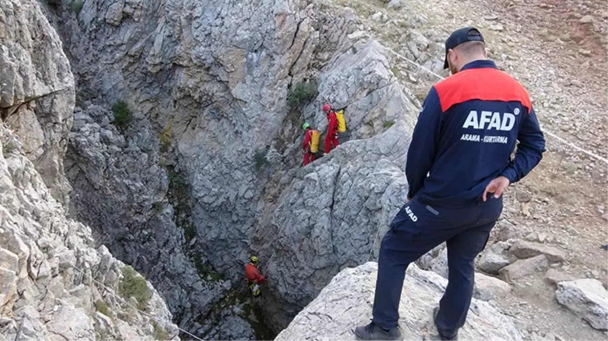 Mersin'de bin 40 metre derinlikteki Morca Mağarası'nda mide kanaması geçiren ABD'li bilim adamı Mark Dicky böyle görüntülendi 