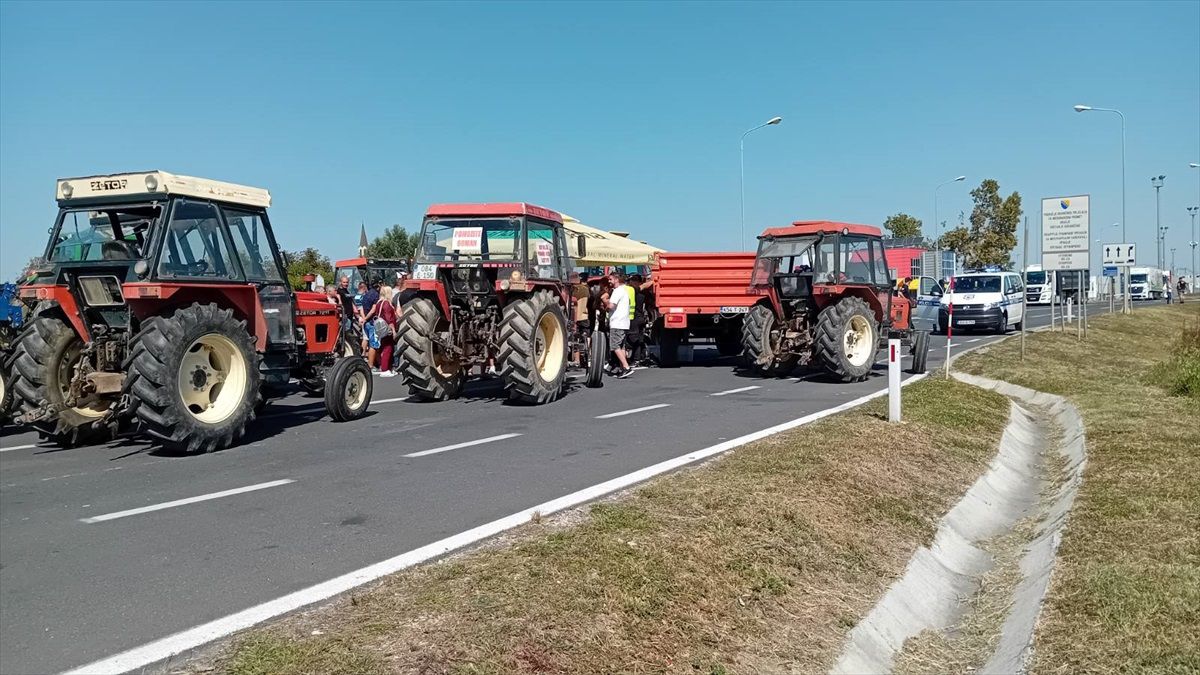 Bosna Hersek\'te Çiftçiler Tarım Sektöründeki Memnuniyetsizliklerini Gösteriyle Dile Getirdi