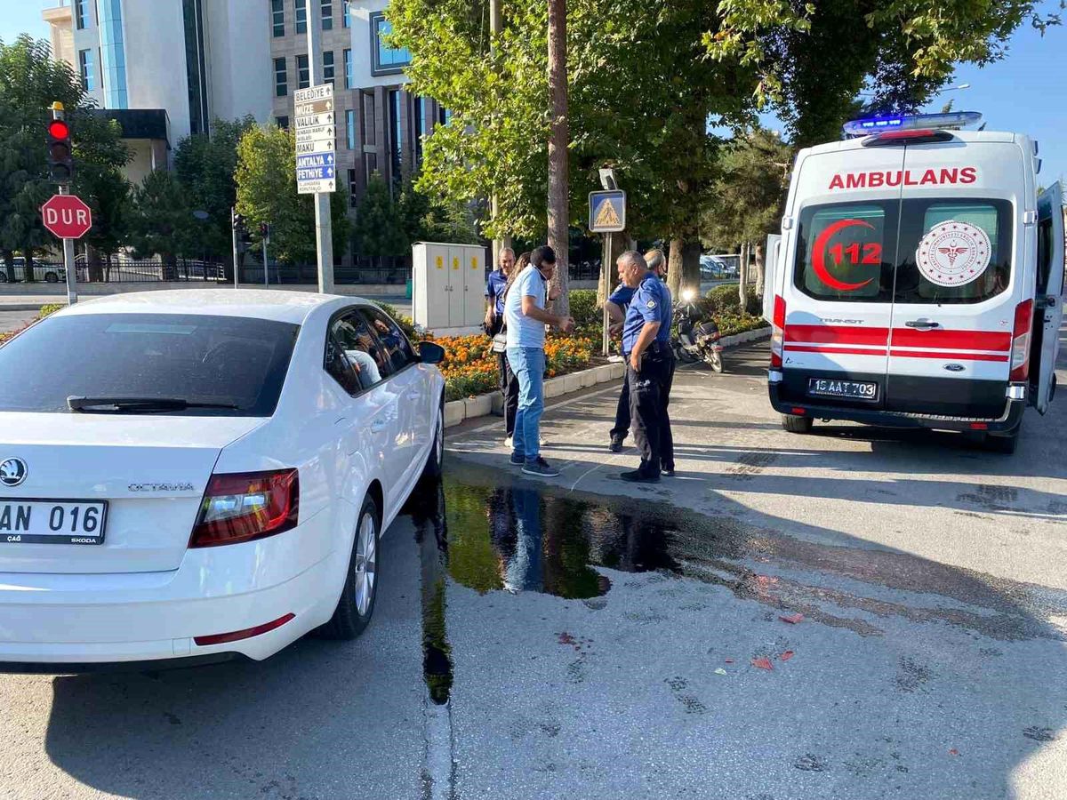 Burdur\'da Otomobil ile Elektrikli Bisiklet Çarpışması: 4 Yaralı
