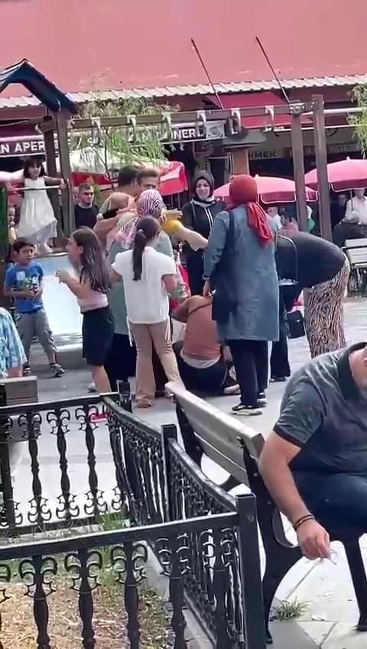 Adapazarı\'nda çocuklar arasında çıkan kavga cep telefonu kamerasına yansıdı