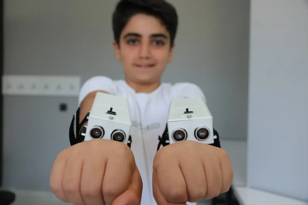 Diyarbakır\'da 11 yaşındaki öğrenci görme engellilere akıllı bileklik tasarladı