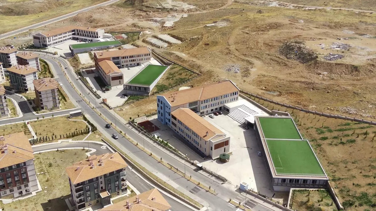 Elazığ\'da deprem sonrası yapılan okullarda öğrenciler güvenle eğitim alacak