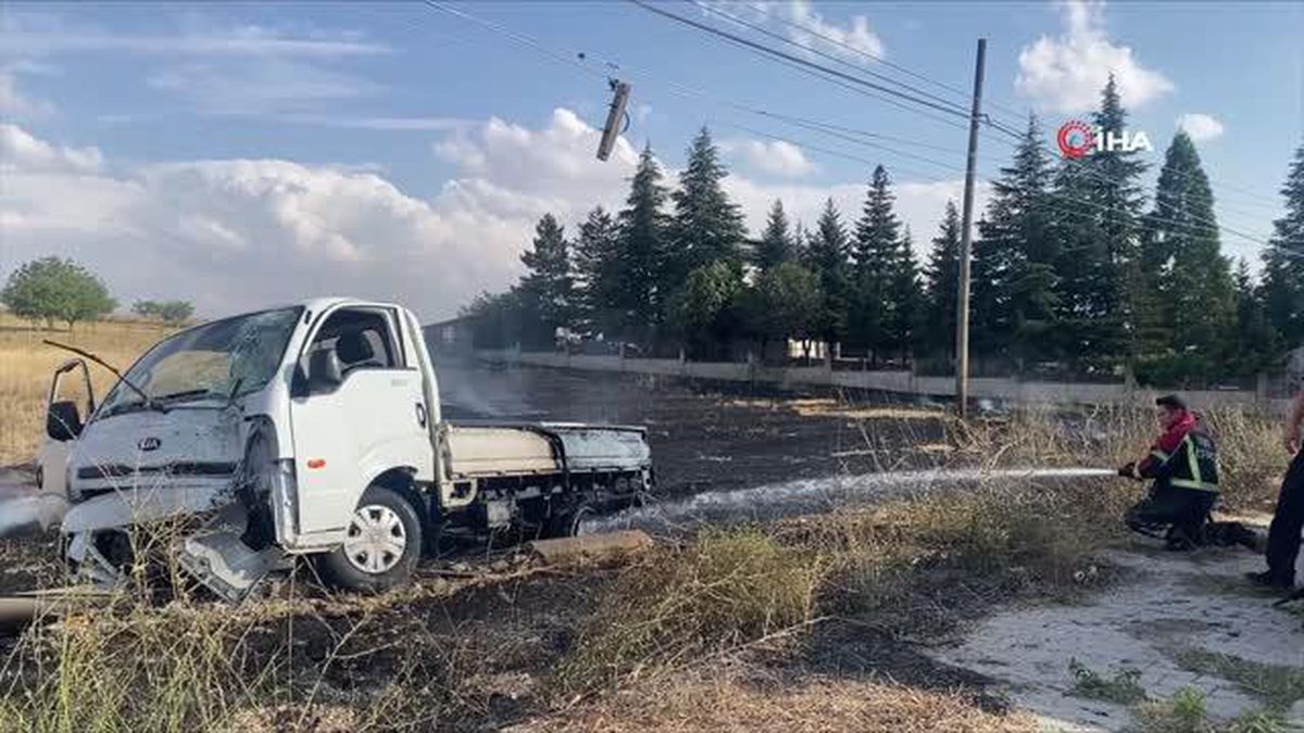 Uşak\'ta Elektrik Direğine Çarpan Araç Alev Aldı