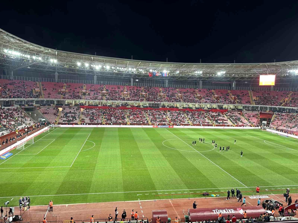 Türkiye-Ermenistan maçı öncesi tribünler dolmaya başladı