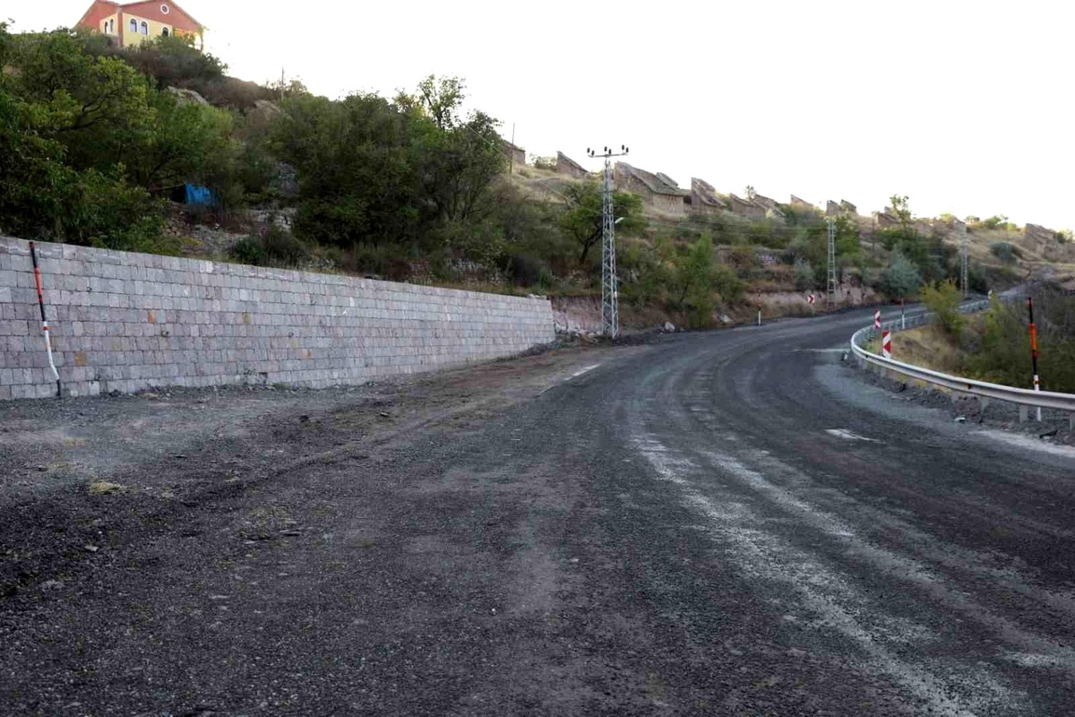 Melikgazi Belediyesi Güzelköy ve Kayabağ arasındaki bağlantı yolunu yeniliyor