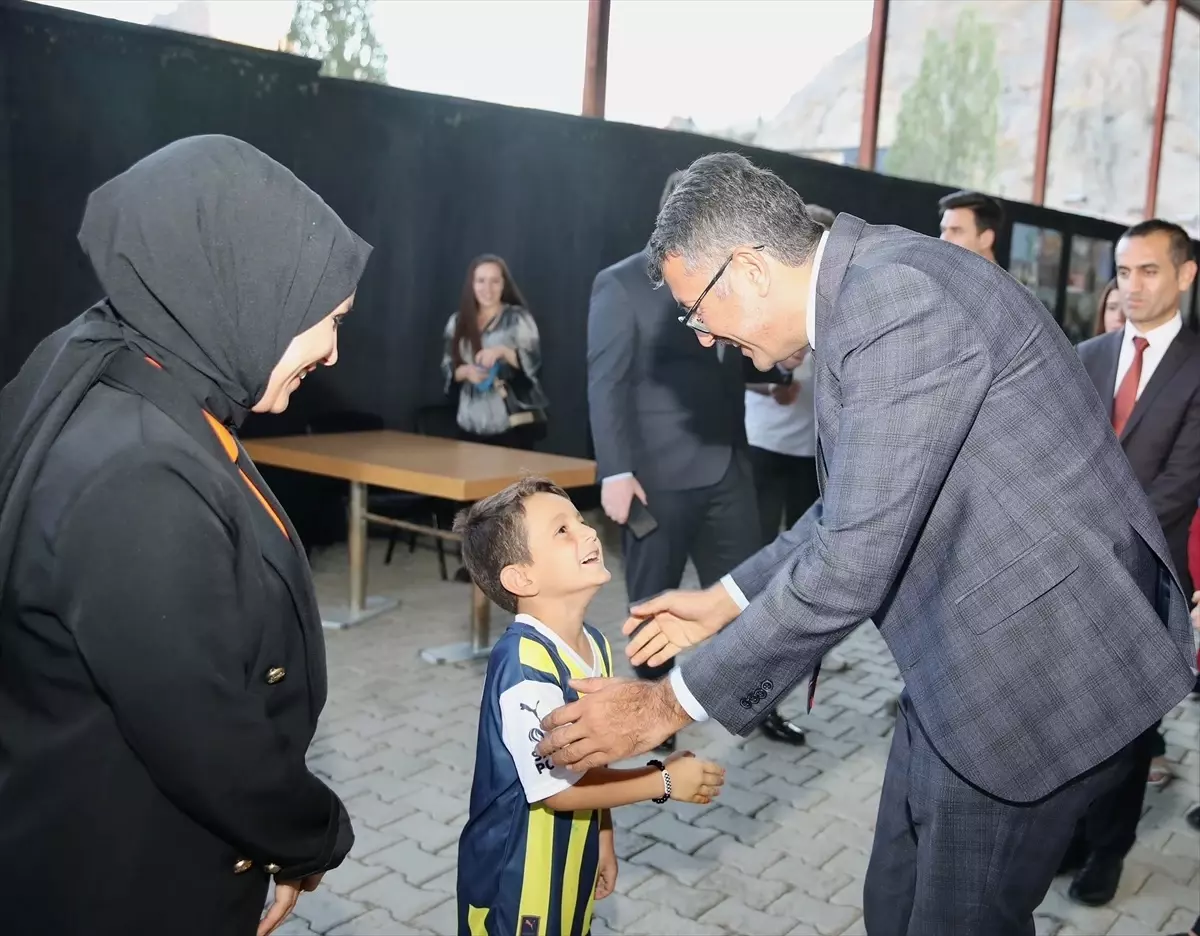 Hakkari Valisi Çelik, yaşam merkezini ziyaret etti