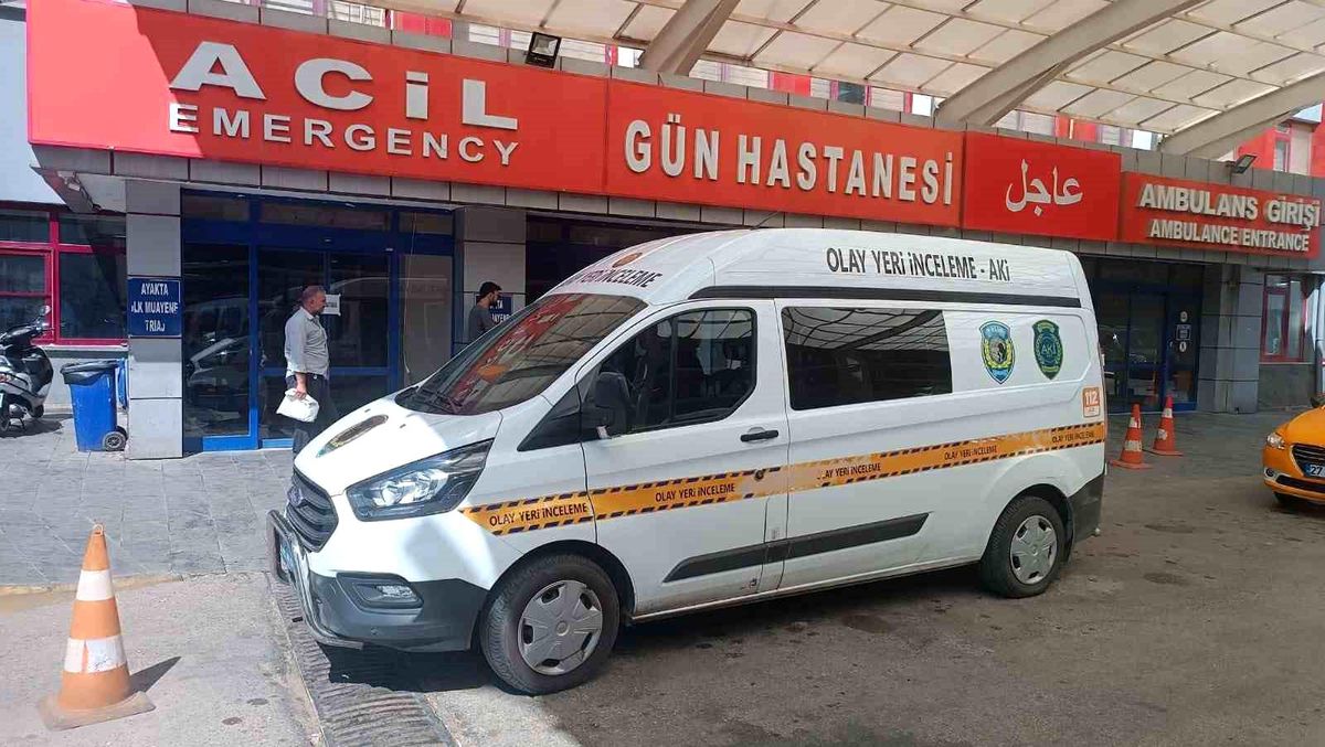 Yasak aşk iddiası! Hastaneyi basıp eşiyle birlikte çalışan temizlik görevlisini defalarca bıçakladı