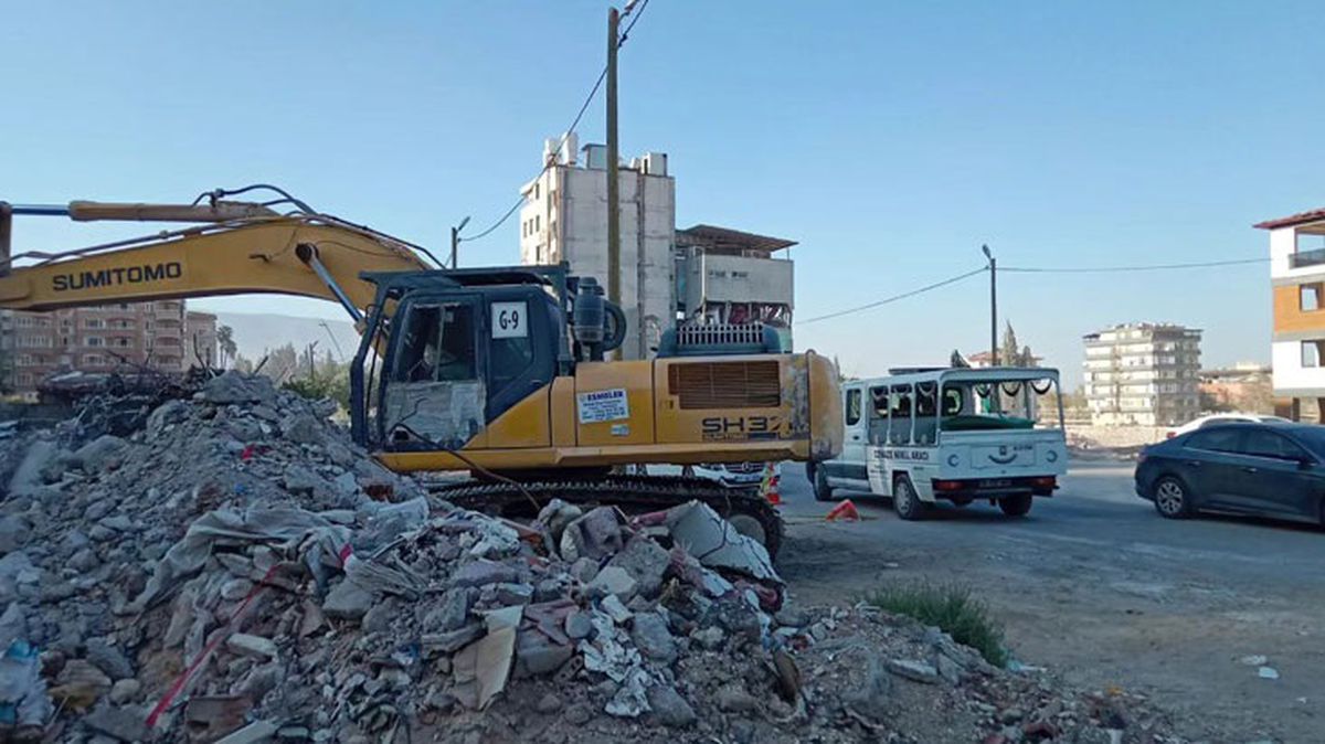 Hatay\'da depremden 215 gün sonra kahreden haber! Kazı sırasında enkazda ceset bulundu