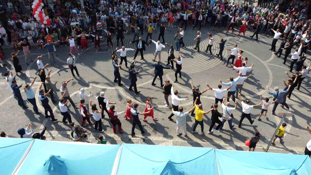 Havran\'da 100 kişi meydanda harmandalı oynadı