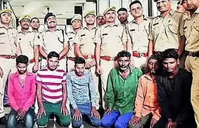 Hindistan'da 14 yaşındaki kız çocuğu, 11 kişinin tecavüzüne uğradıktan sonra canlı canlı yakılarak öldürüldü Hindistan'da 14 yaşındaki kız çocuğu, 11 kişinin tecavüzüne uğradıktan sonra canlı canlı yakılarak öldürüldü