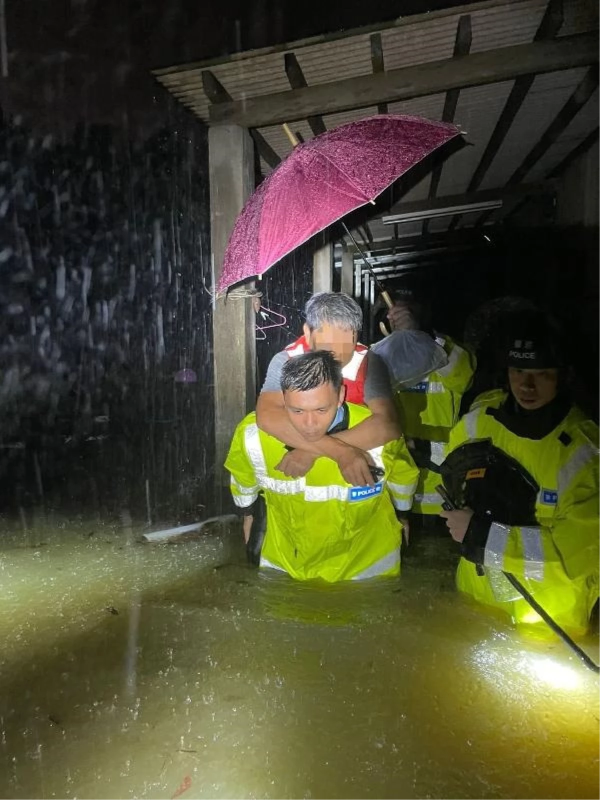 Hong Kong\'da şiddetli yağış sonucu sel meydana geldi