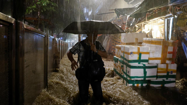 Hong Kong'da ve Shenzhen'de Şiddetli Yağışlar: 2 Kişi Hayatını Kaybetti, 110 Kişi Yaralandı