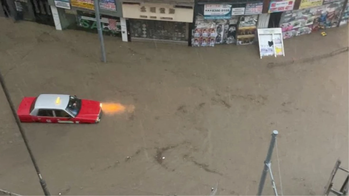 Hong Kong\'da şiddetli yağışlar hayatı felç etti: 2 kişi yaşamını yitirdi