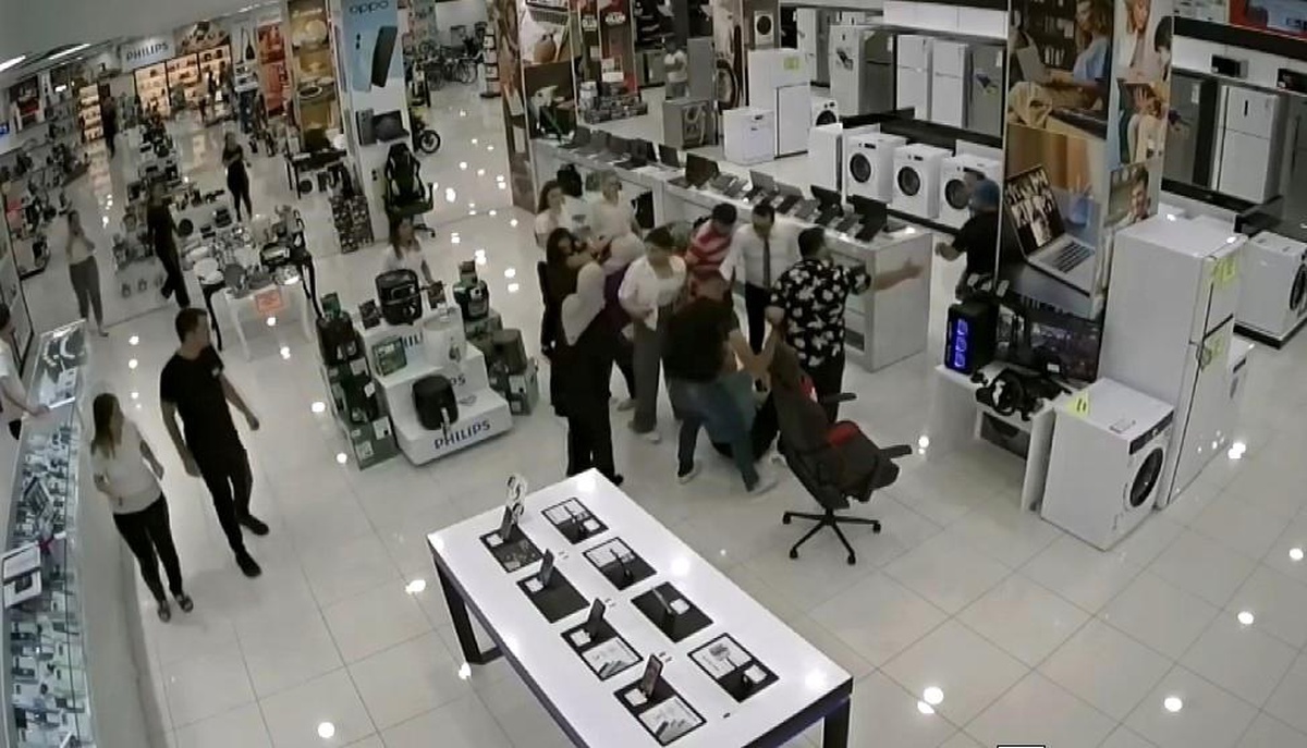 Isparta\'da Mağaza Çalışanları ile Müşteri Çift Arasında Kavga
