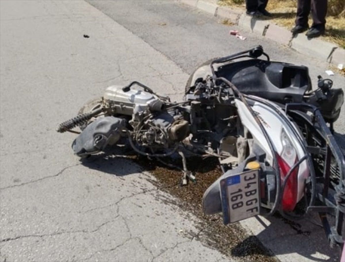 Isparta\'da taksiyle çarpışan motosikletteki kurye ağır yaralandı