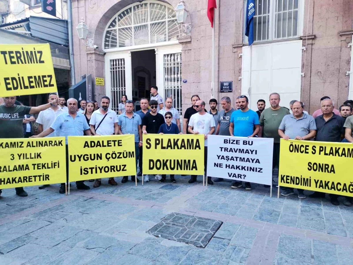 İzmirli S Plaka Sahipleri Belediye Binası Önünde Eylem Yaptı