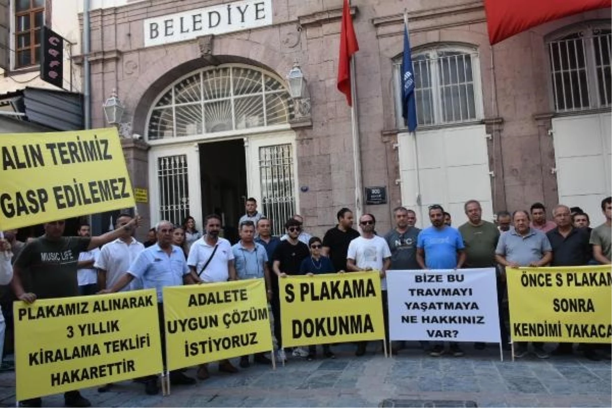 İzmir\'de Esnaf, İptal Edilen S Plaka İhalesi Nedeniyle Mağdur Olduklarını İddia Etti