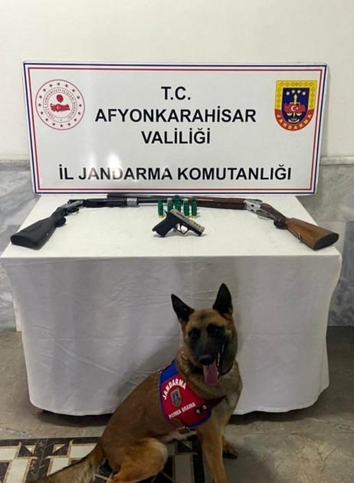 Afyonkarahisar\'da Uyuşturucu Kullanan Şahsın Evine Baskın: Ruhsatsız Silahlar Ele Geçirildi