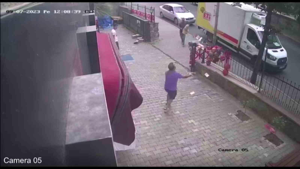 Kartal\'da Rüzgarın Etkisiyle Savrulan Paralar Esnafın Yardımıyla Sahibine Ulaştı