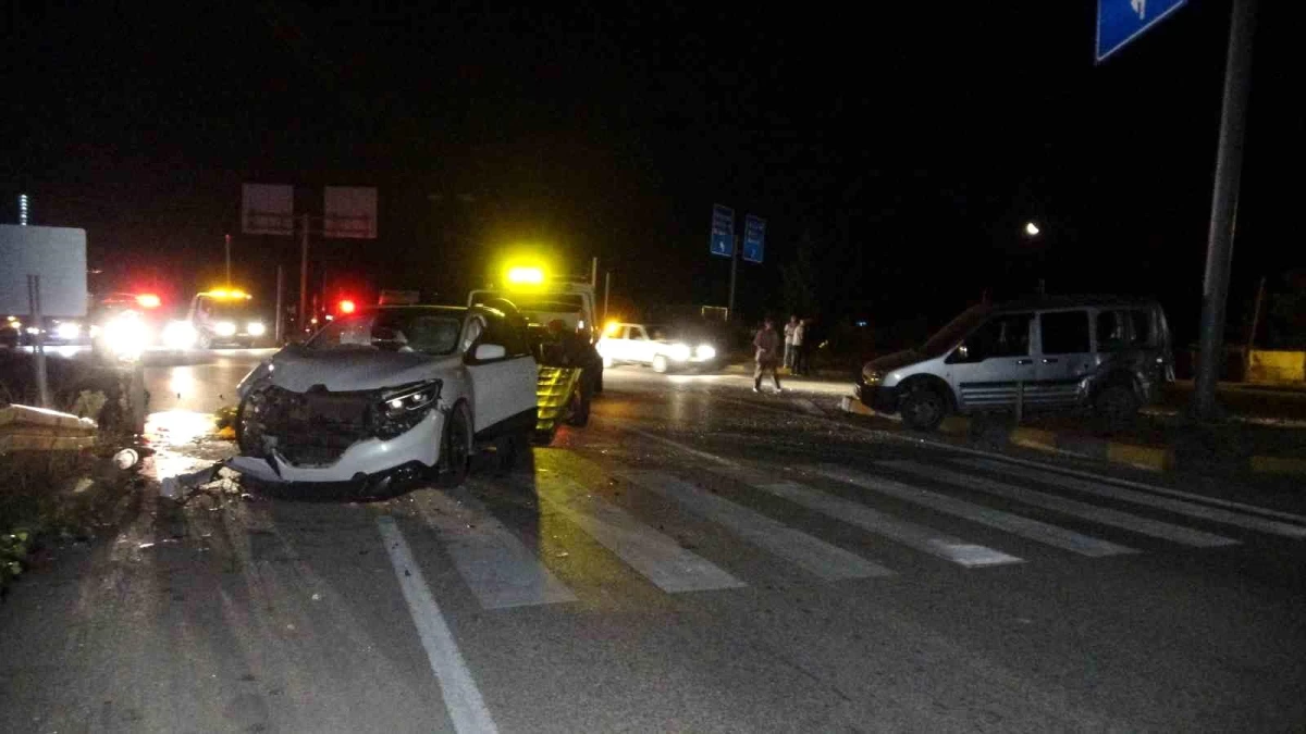 Kastamonu\'da kavşakta cip ile hafif ticari araç çarpıştı, 4 kişi yaralandı