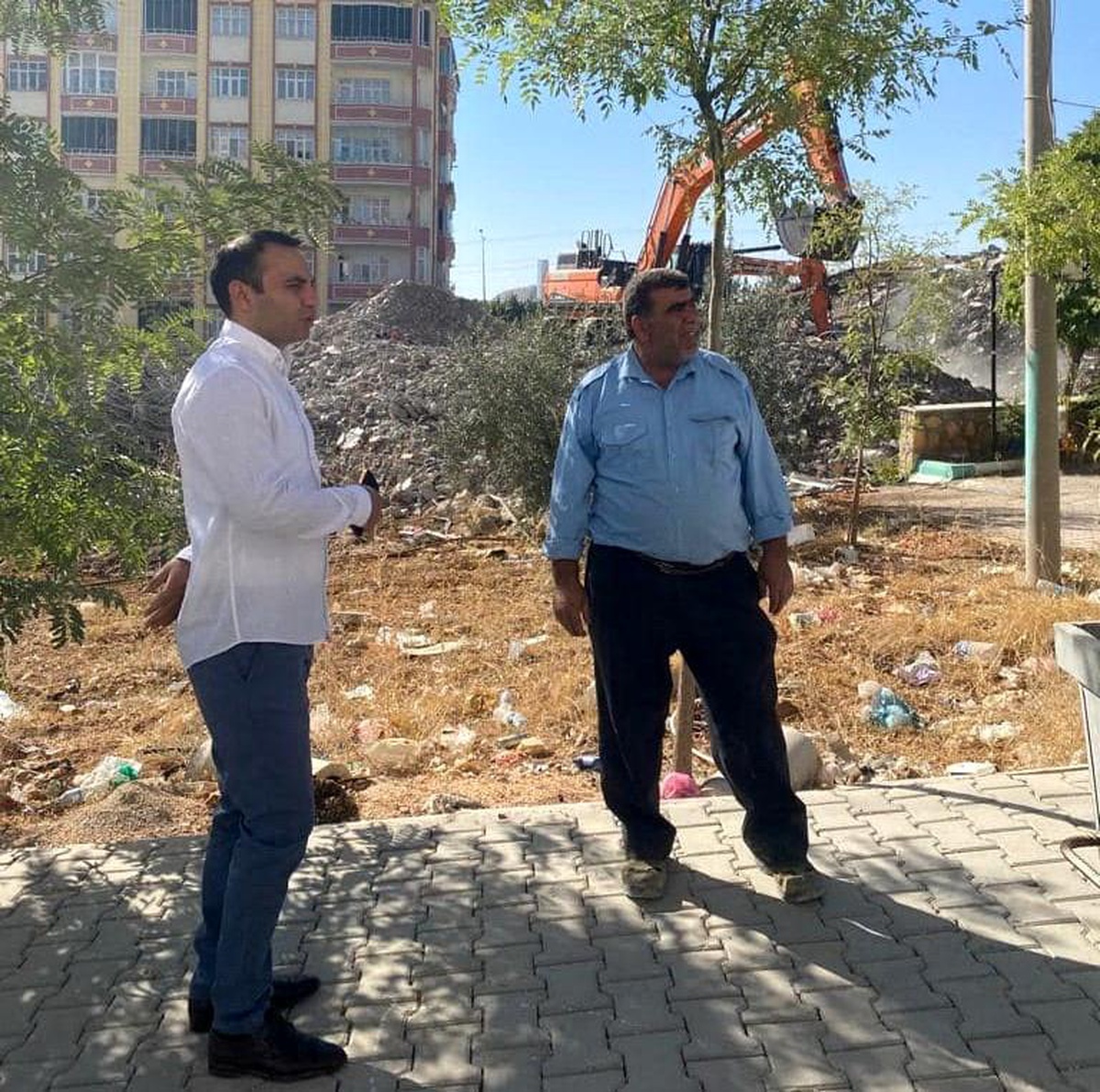 Besni Kaymakamı Çağlar Partal, bina yıkımlarını inceledi