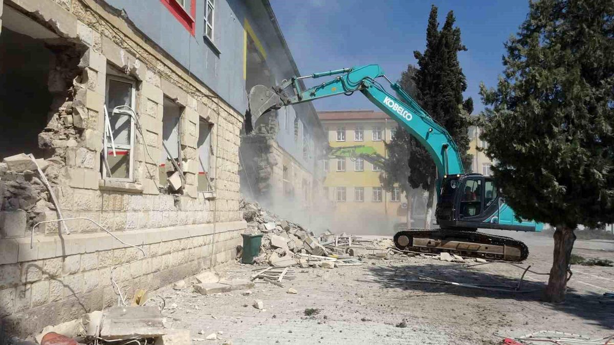 Kilis\'te depremden etkilenen okullar yıkılmaya başlandı