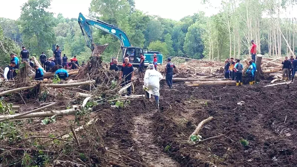 Kırklareli\'de sel felaketinde hayatını kaybeden öğretmen çift toprağa verildi