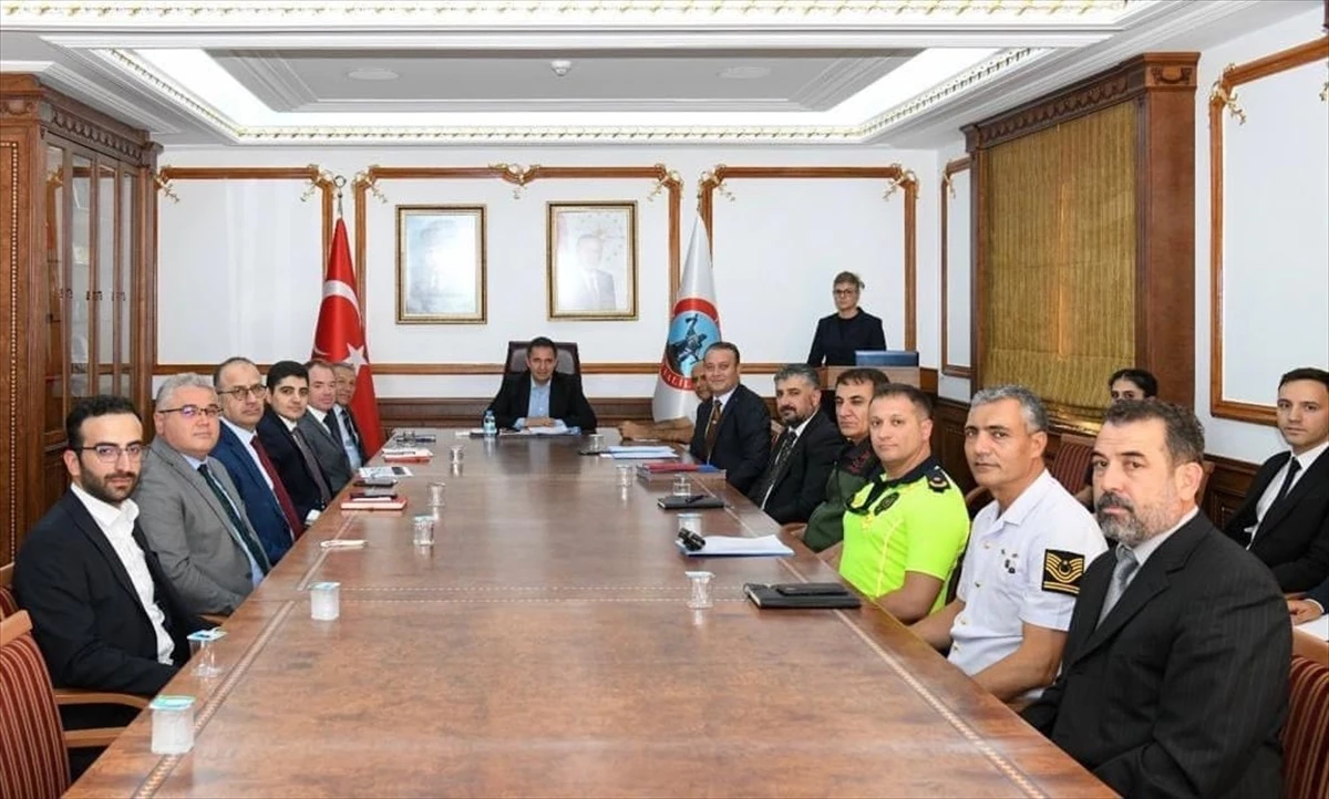 Kırşehir Valisi Hüdayar Mete Buhara Başkanlığında Okul Güvenliği Toplantısı Yapıldı