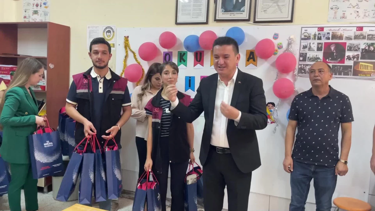 Kumluca Belediyesi 1. Sınıf Öğrencilerine Kırtasiye Malzemesi Yardımı Yaptı