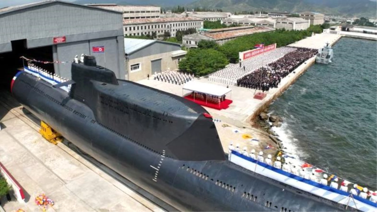 Kuzey Kore Lideri Kim Jong-un Yeni Bir Denizaltıyı Tanıttı