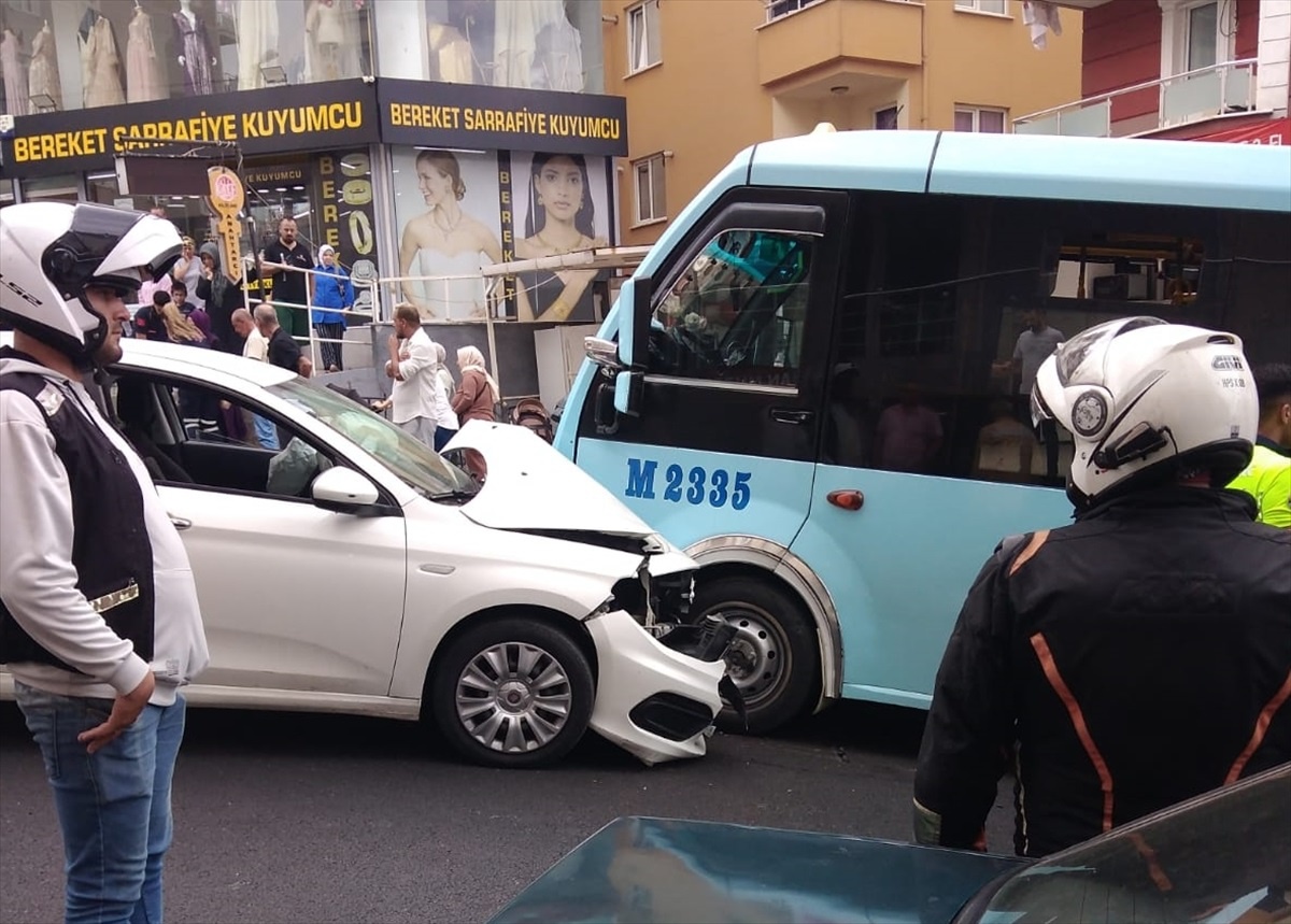 Maltepe\'de otomobil ile minibüs çarpışması: 3 kişi yaralandı