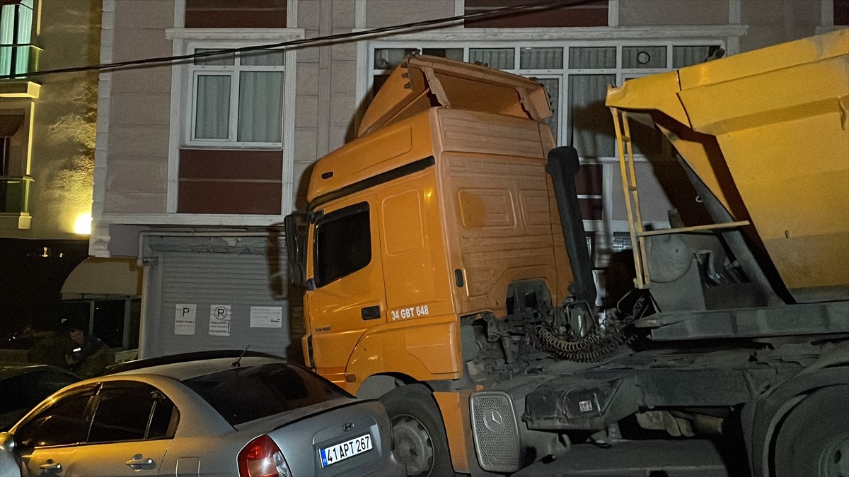 Maltepe\'de park halindeyken yokuşta kayan hafriyat kamyonu 6 araca çarptı