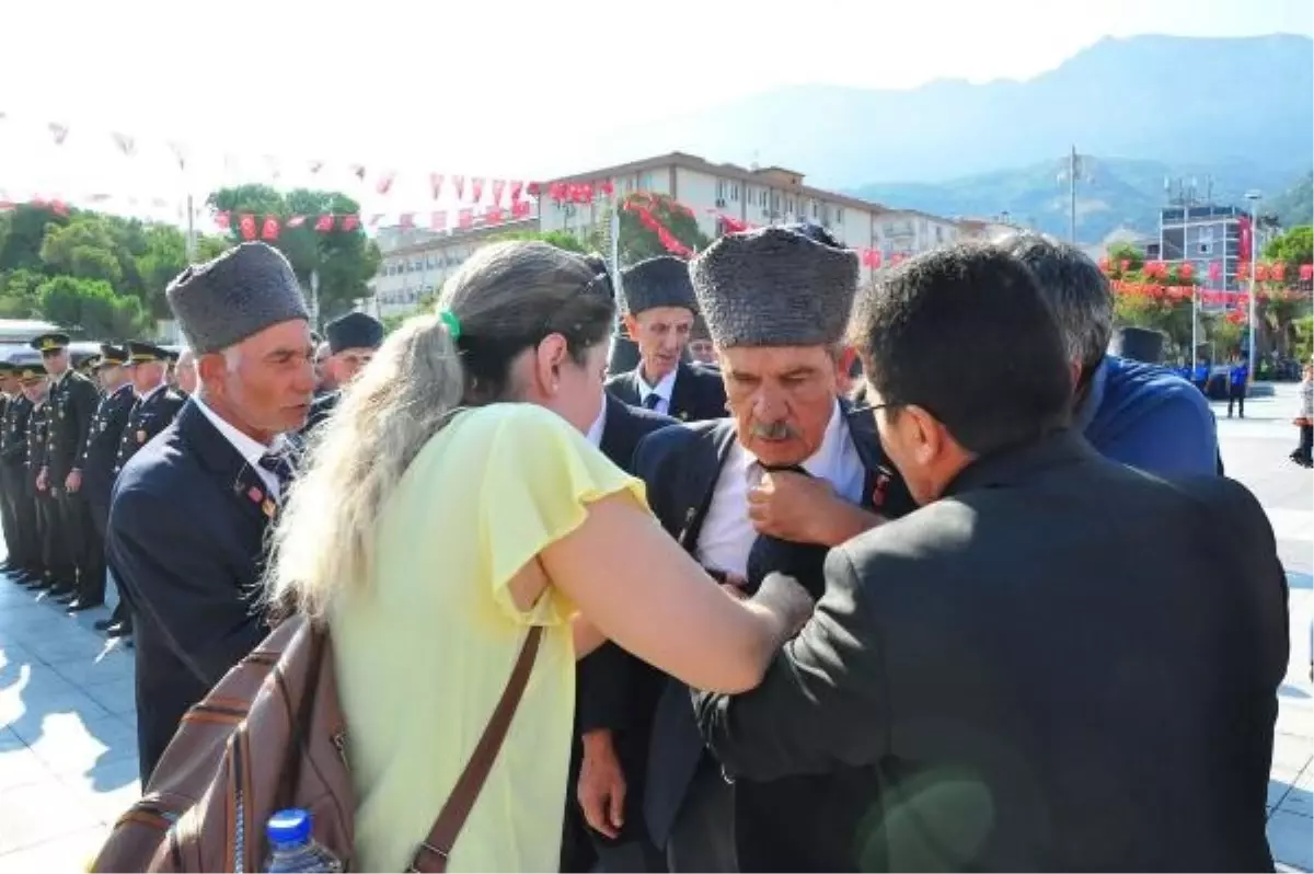 Manisa\'da, kurtuluş yıl dönümü töreninde fenalaşan Kıbrıs gazisi hastaneye kaldırıldı