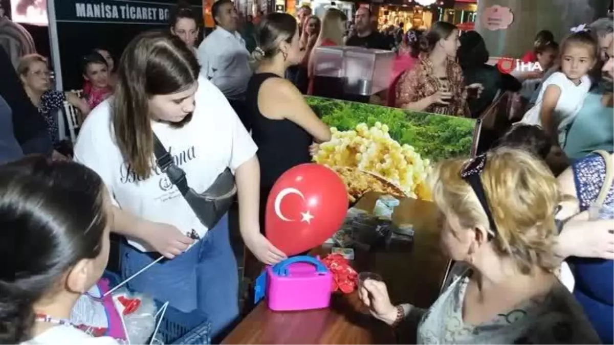 Manisa Ticaret Borsası'ndan vatandaşlara üzüm şırası ikramı