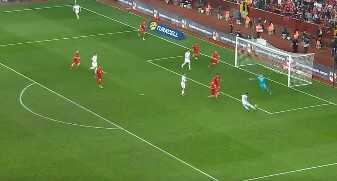 Milli Takım'ın yıldızından inanılmaz hata! Rakip oyuncuya resmen 'Al da at' dedi Milli Takım'ın yıldızından inanılmaz hata! Rakip oyuncuya resmen 'Al da at' dedi