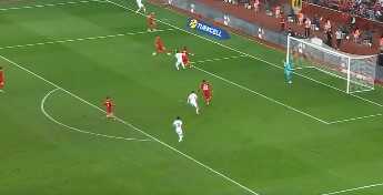 Milli Takım'ın yıldızından inanılmaz hata! Rakip oyuncuya resmen 'Al da at' dedi Milli Takım'ın yıldızından inanılmaz hata! Rakip oyuncuya resmen 'Al da at' dedi
