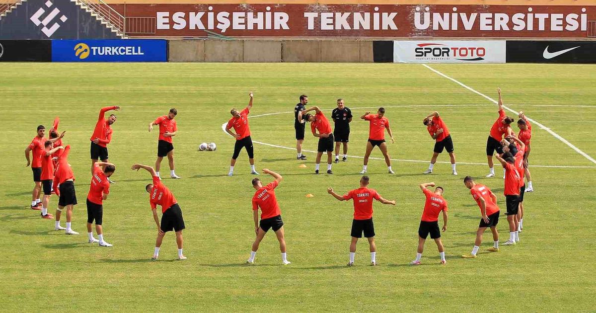 Milliler, Ermenistan maçının son çalışmasını ESTÜ Stadyumu\'nda yaptı
