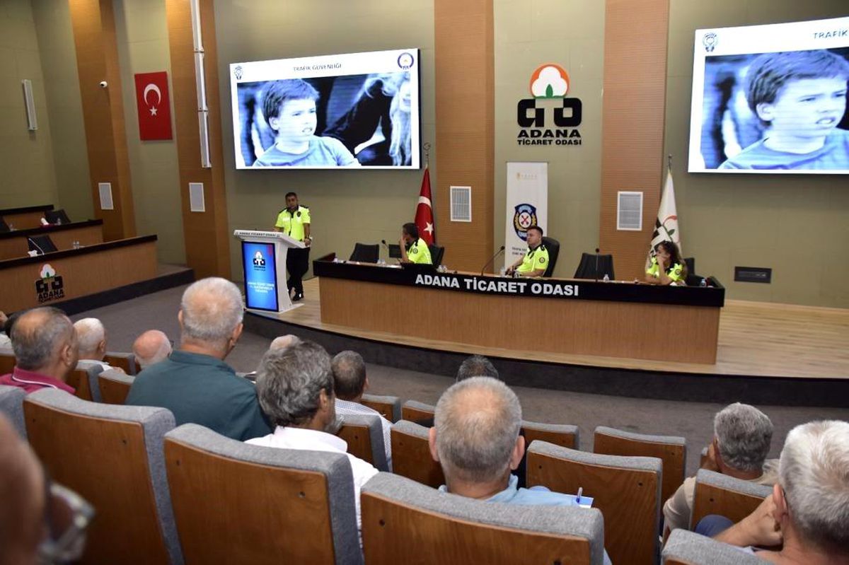 Adana Emniyet Müdürlüğü Okul Servis Şoförlerine Eğitim Semineri Verdi