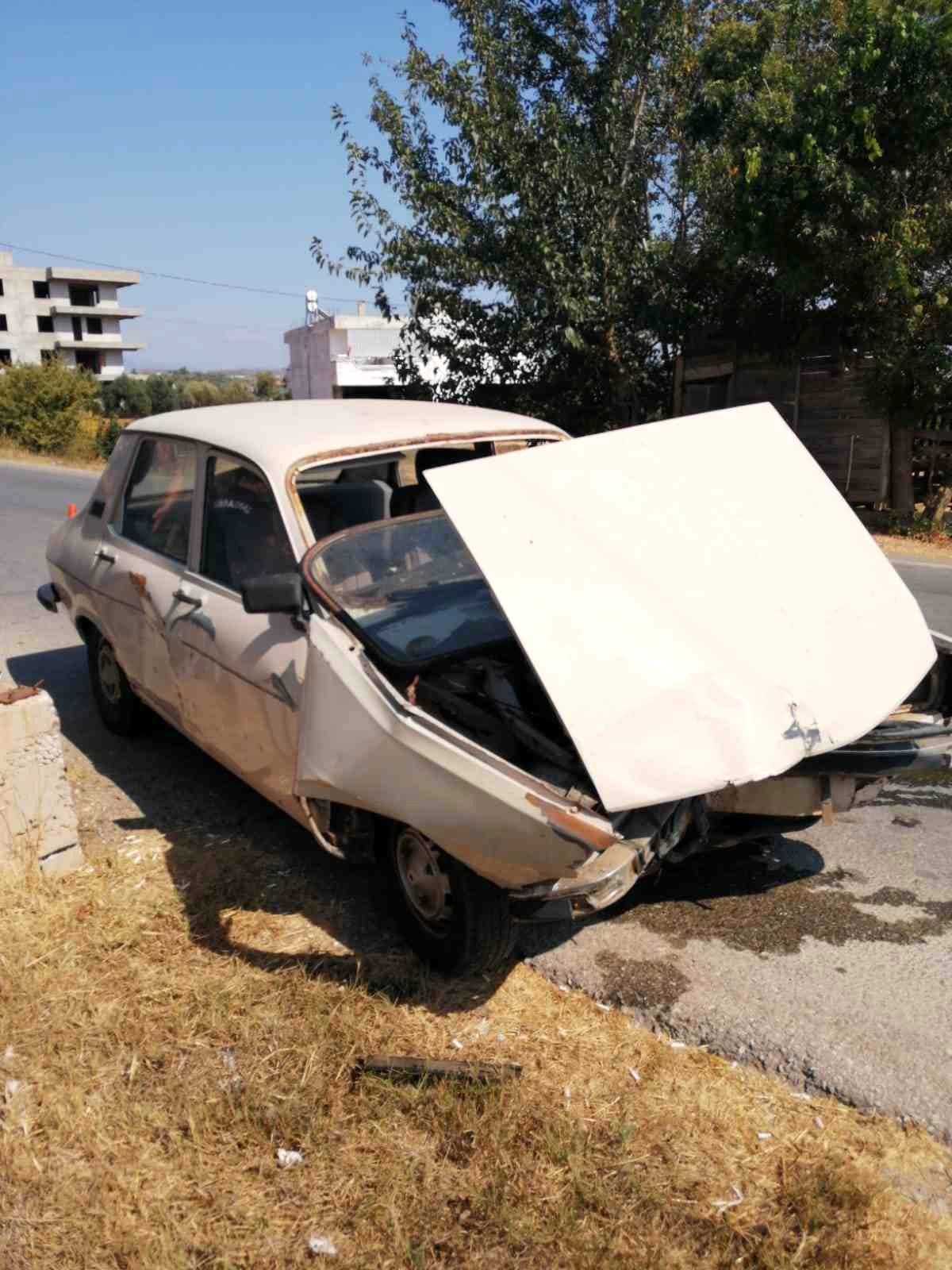 Manavgat\'ta otomobil duvara çarptı: Sürücü yaralandı