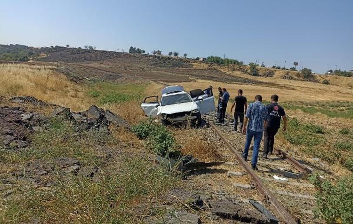 Diyarbakır\'da Otomobil Tren Rayına Devrildi: 5 Yaralı