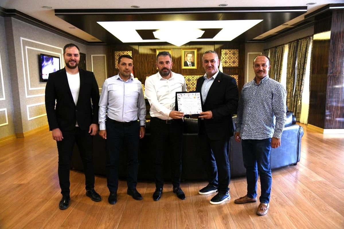 Türkiye Ragbi Federasyonu Başkanı Nahit Şahin, Pursaklar Belediye Başkanı Ertuğrul Çetin\'i ziyaret etti