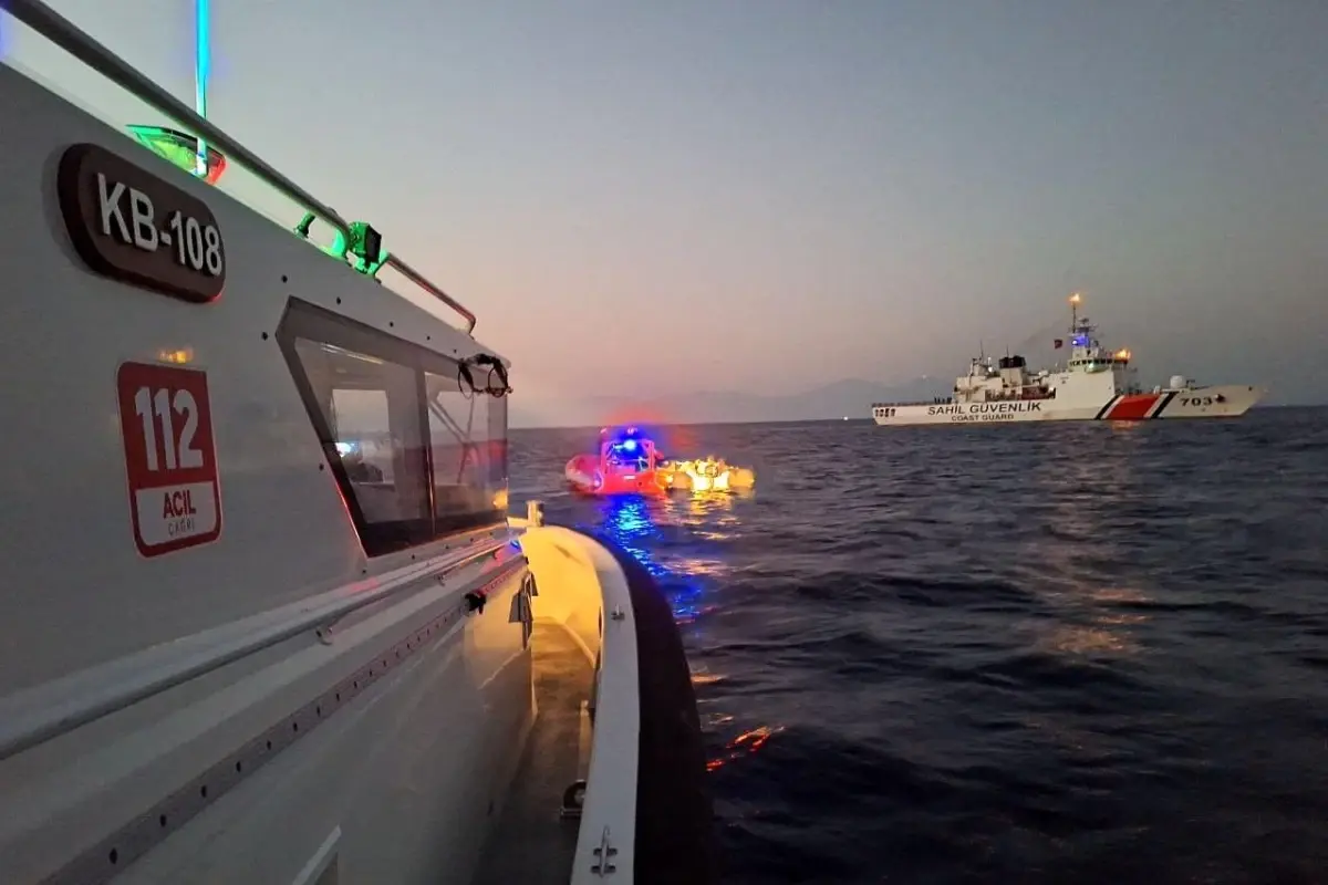 İzmir Açıklarında 26 Düzensiz Göçmen Yakalandı, 23 Düzensiz Göçmen Kurtarıldı