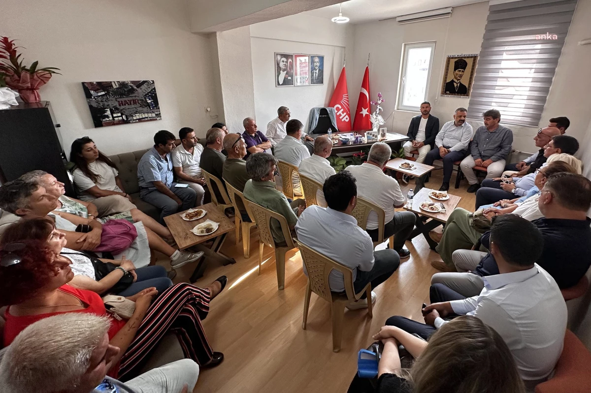 CHP İzmir İl Başkanı Şenol Aslanoğlu ve il başkan yardımcıları Foça İlçe Başkanı Esen Çeşmeci\'yi ziyaret etti