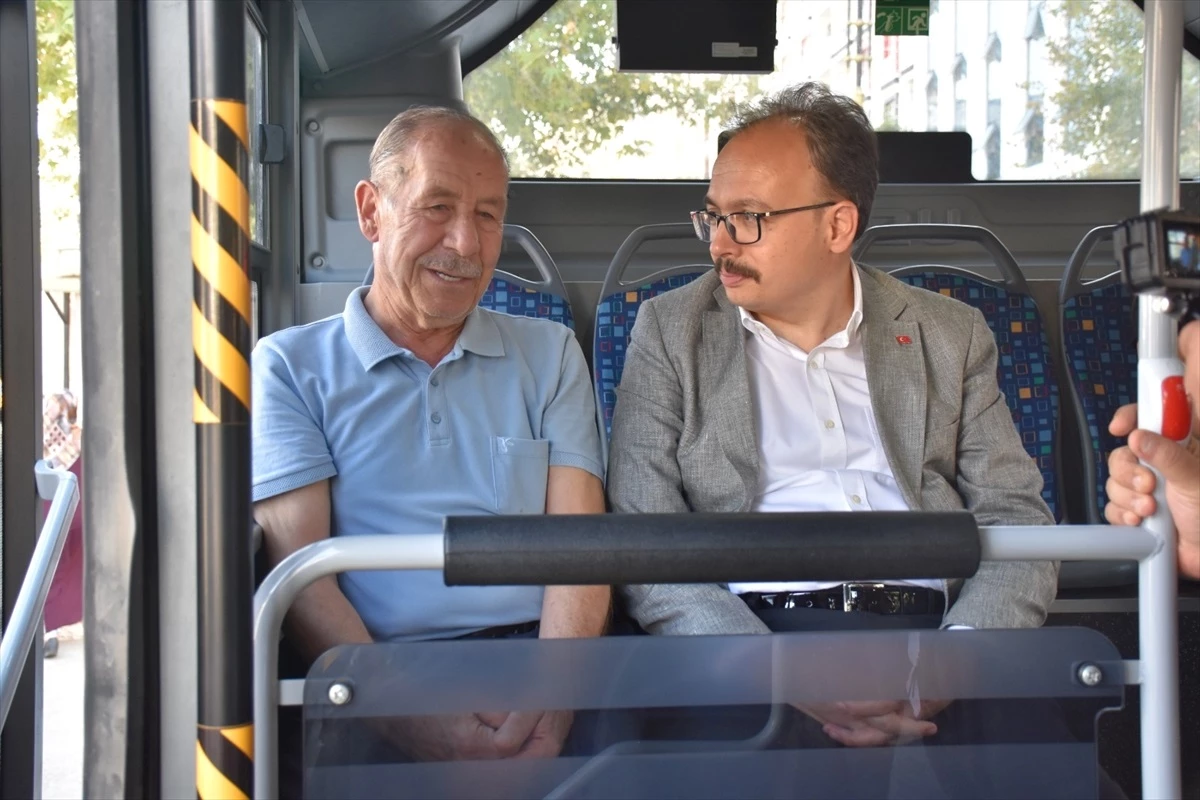 Siirt Valisi ve Belediye Başkan Vekili Kemal Kızılkaya, kentin sorunlarını halk otobüsünde dinledi