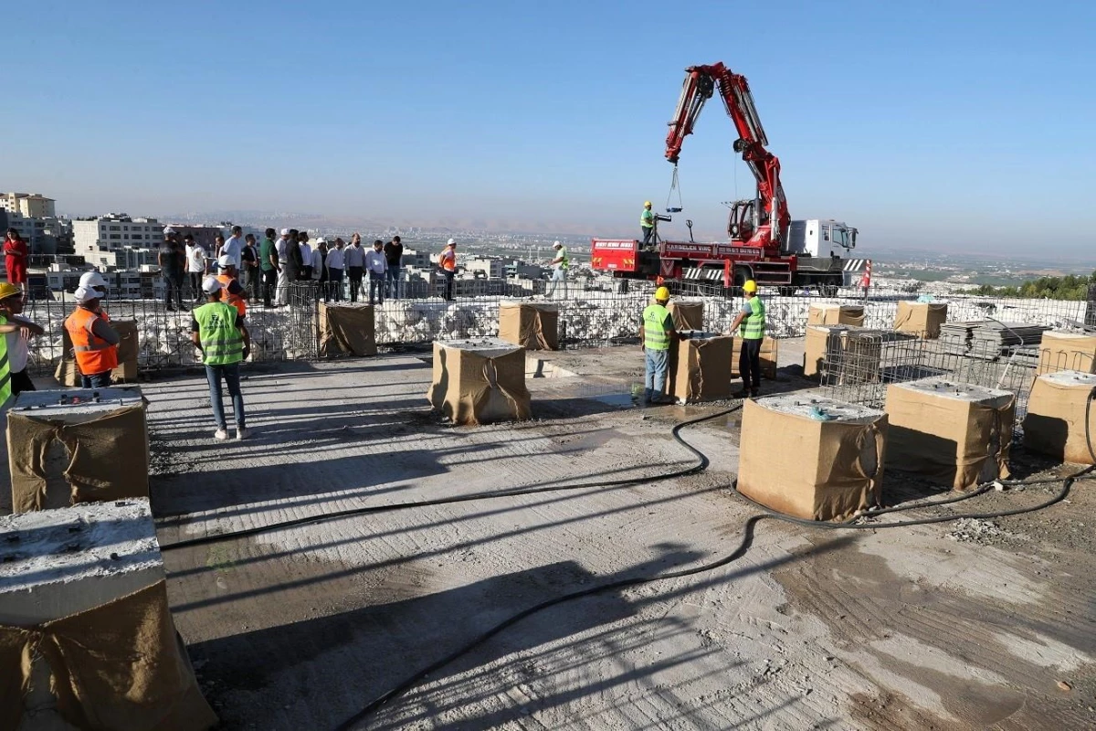 Şanlıurfa\'da Sismik İzolatörlü Toplu Konut Projesinde İlk Montaj Gerçekleştirildi