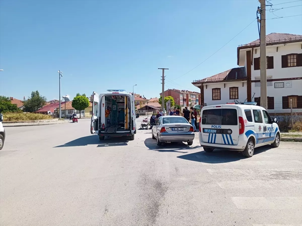 Şarkışla'da motosiklet ile otomobil çarpıştı, sürücü yaralandı